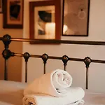 Unique, Cosy, District Artist Hideaway - 5 Bd *