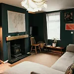 Unique, Cosy, District Artist Hideaway - 5 Bd