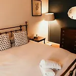 Unique, Cosy, District Artist Hideaway - 5 Bd