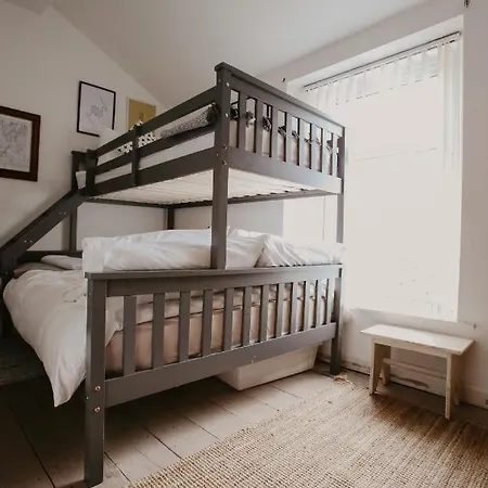 Unique, Cosy, District Artist Hideaway - 5 Bd Holiday home *