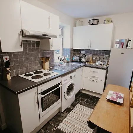 Unique, Cosy, District Artist Hideaway - 5 Bd *