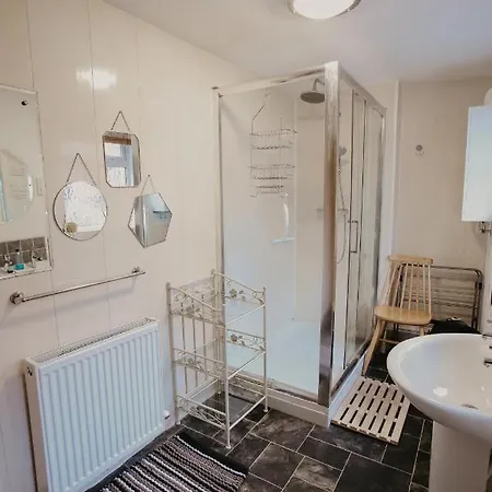 Unique, Cosy, District Artist Hideaway - 5 Bd Holiday home