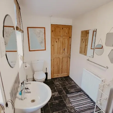 Unique, Cosy, District Artist Hideaway - 5 Bd *