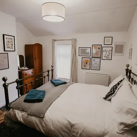 Unique, Cosy, District Artist Hideaway - 5 Bd Holiday home