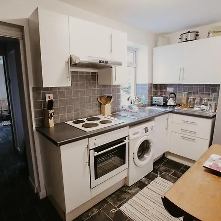 Unique, Cosy, District Artist Hideaway - 5 Bd *
