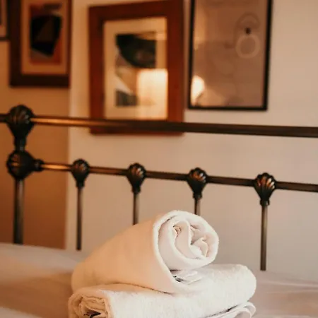 Unique, Cosy, District Artist Hideaway - 5 Bd *