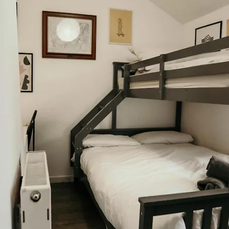 Unique, Cosy, District Artist Hideaway - 5 Bd *