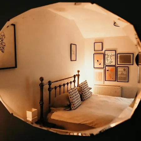 Unique, Cosy, District Artist Hideaway - 5 Bd *