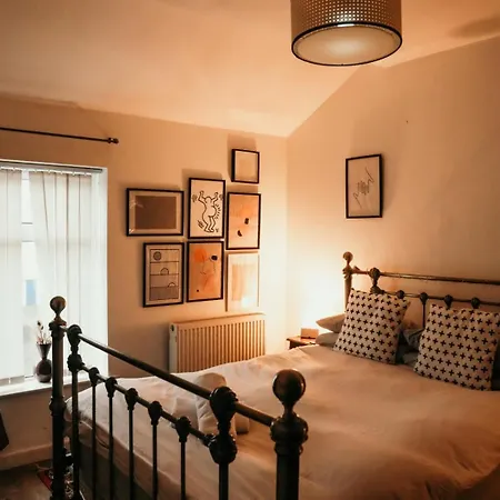 Unique, Cosy, District Artist Hideaway - 5 Bd *