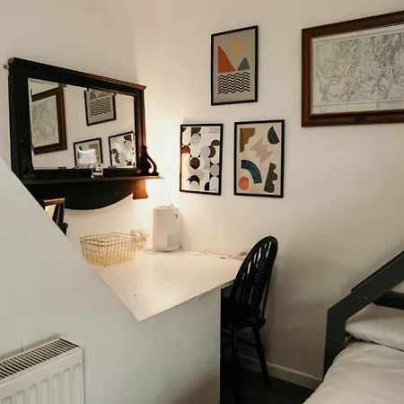 Unique, Cosy, District Artist Hideaway - 5 Bd מילום