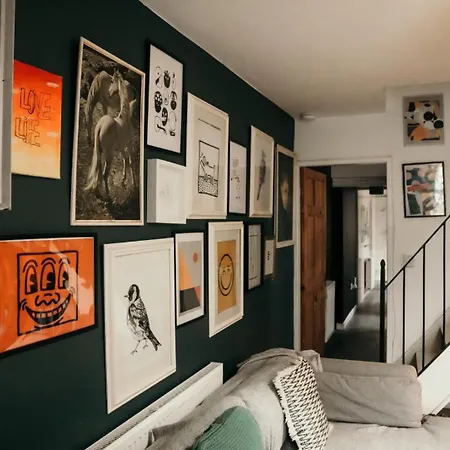 Unique, Cosy, District Artist Hideaway - 5 Bd *