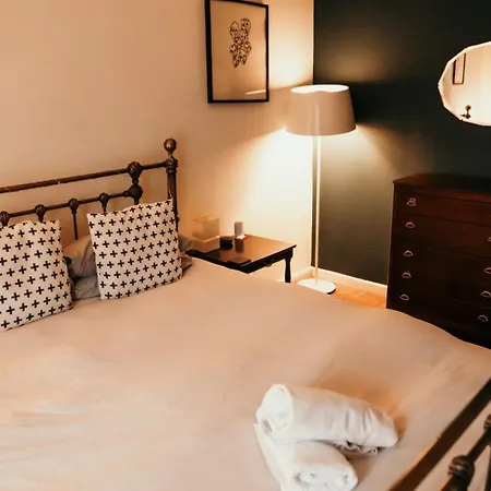 Unique, Cosy, District Artist Hideaway - 5 Bd